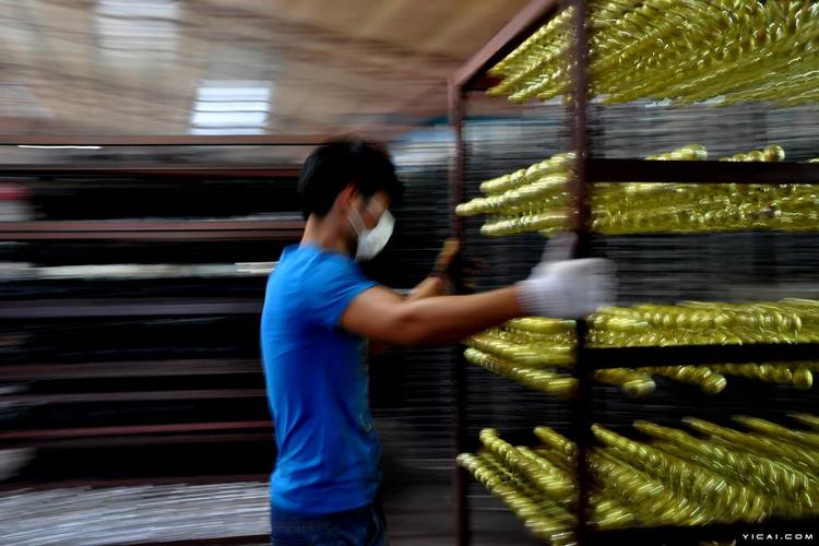整个夏天,义乌市场上卖得最火的产品估计就是圣诞用品